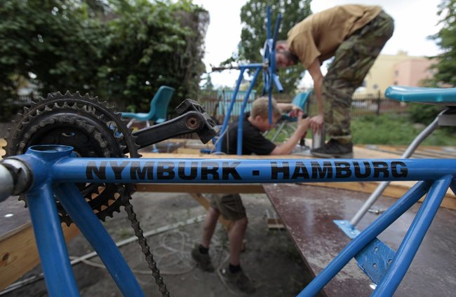 They built the control mechanism of the boat from repurposed bicycle parts. 