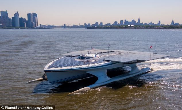 With a carbon structure, the boat is light, durable and completely silent